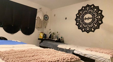 Habitación de masaje en SpaJessie | clínica & SpaJessie, Caucel, Yucatán, MX, con camas terapéuticas.