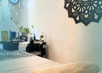 Habitación de tratamiento en SpaJessie | clínica & SpaJessie, Caucel, Yucatán, MX, decorada con detalles elegantes.