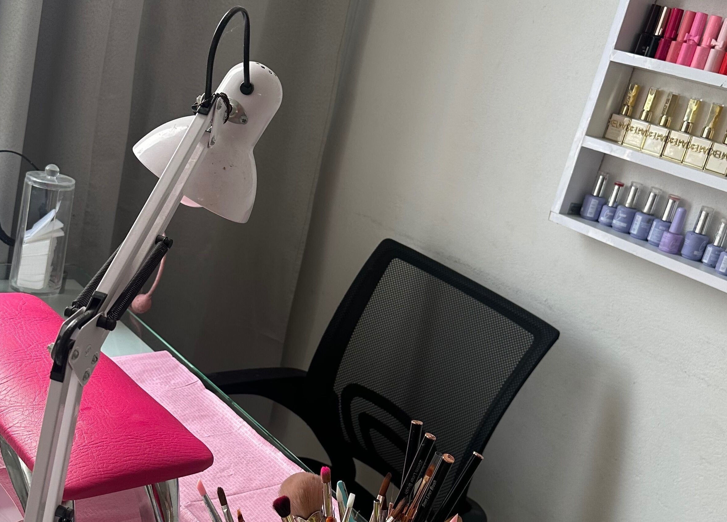 Manicure station at Gisabellnails, La Gorgona, Valle Del Cauca, CO with tools and nail polish display.