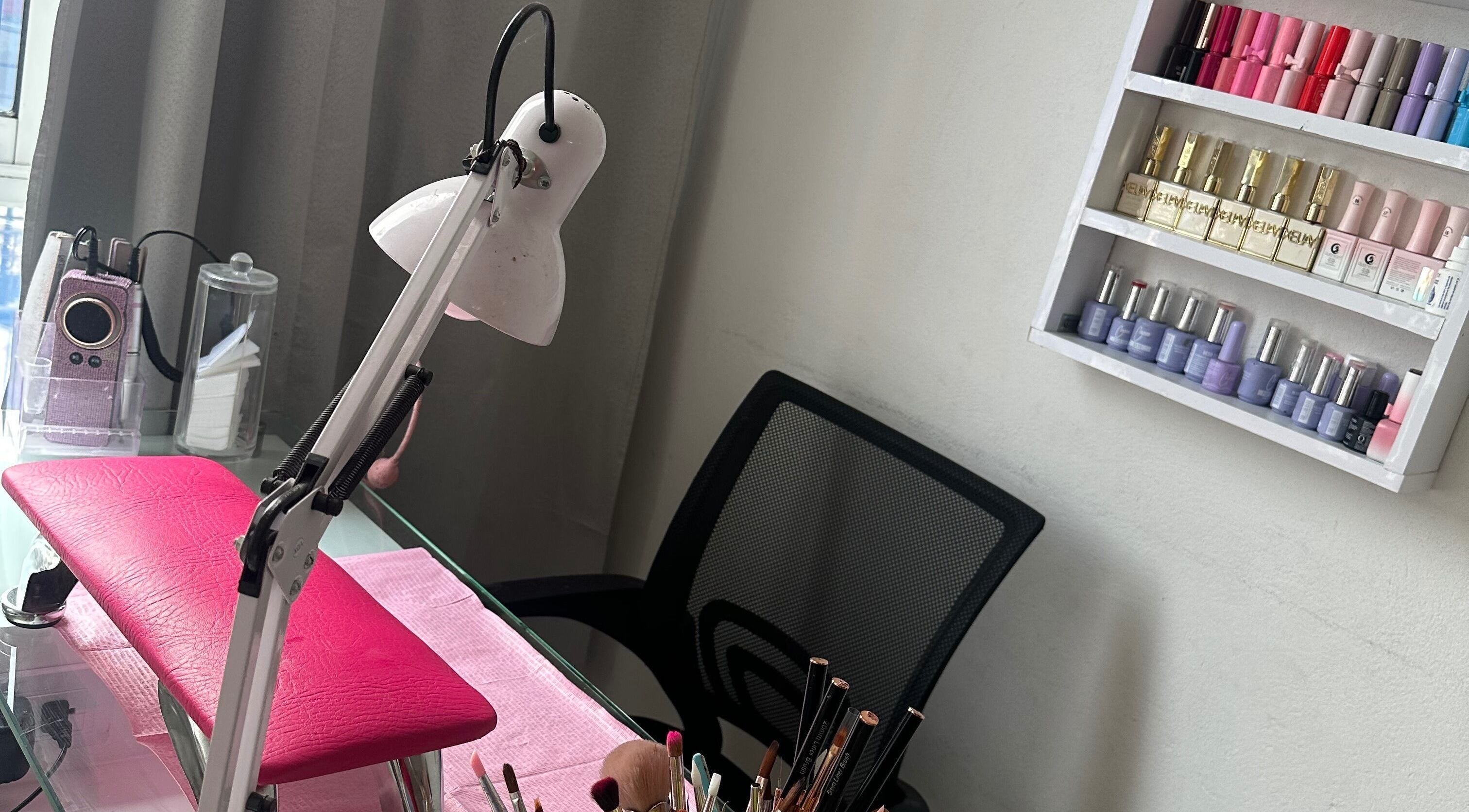 Manicure station at Gisabellnails, La Gorgona, Valle Del Cauca, CO with tools and nail polish display.