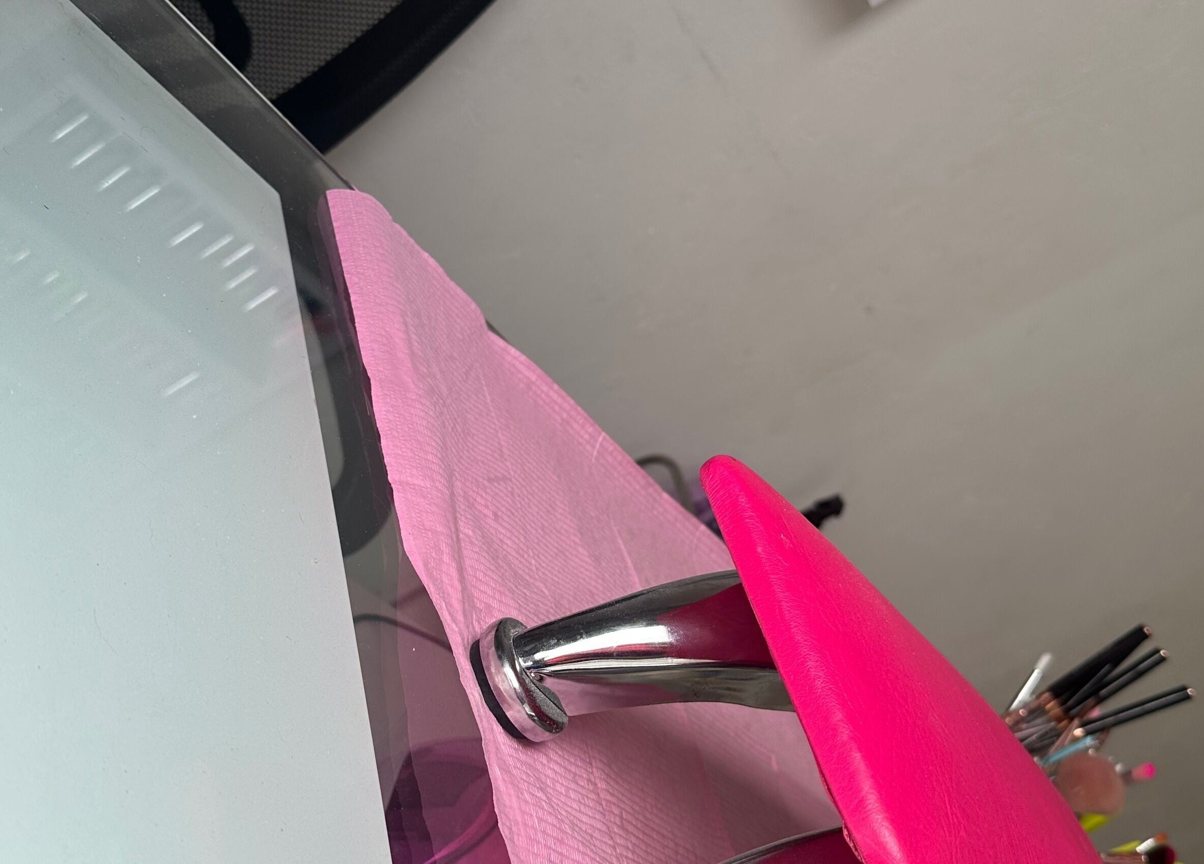 Sleek nail station with a pink chair at Gisabellnails, La Gorgona, Valle Del Cauca, CO.