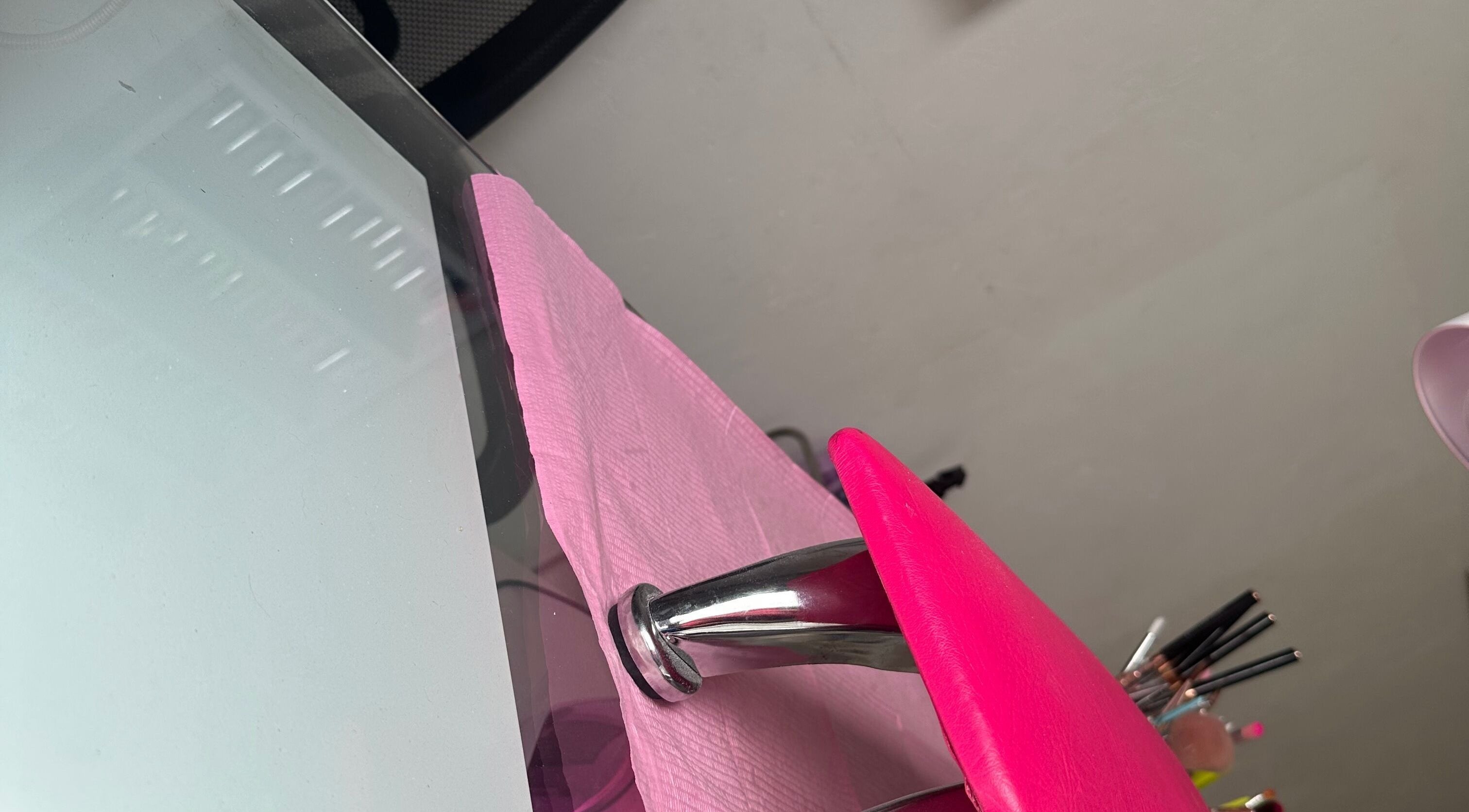 Sleek nail station with a pink chair at Gisabellnails, La Gorgona, Valle Del Cauca, CO.