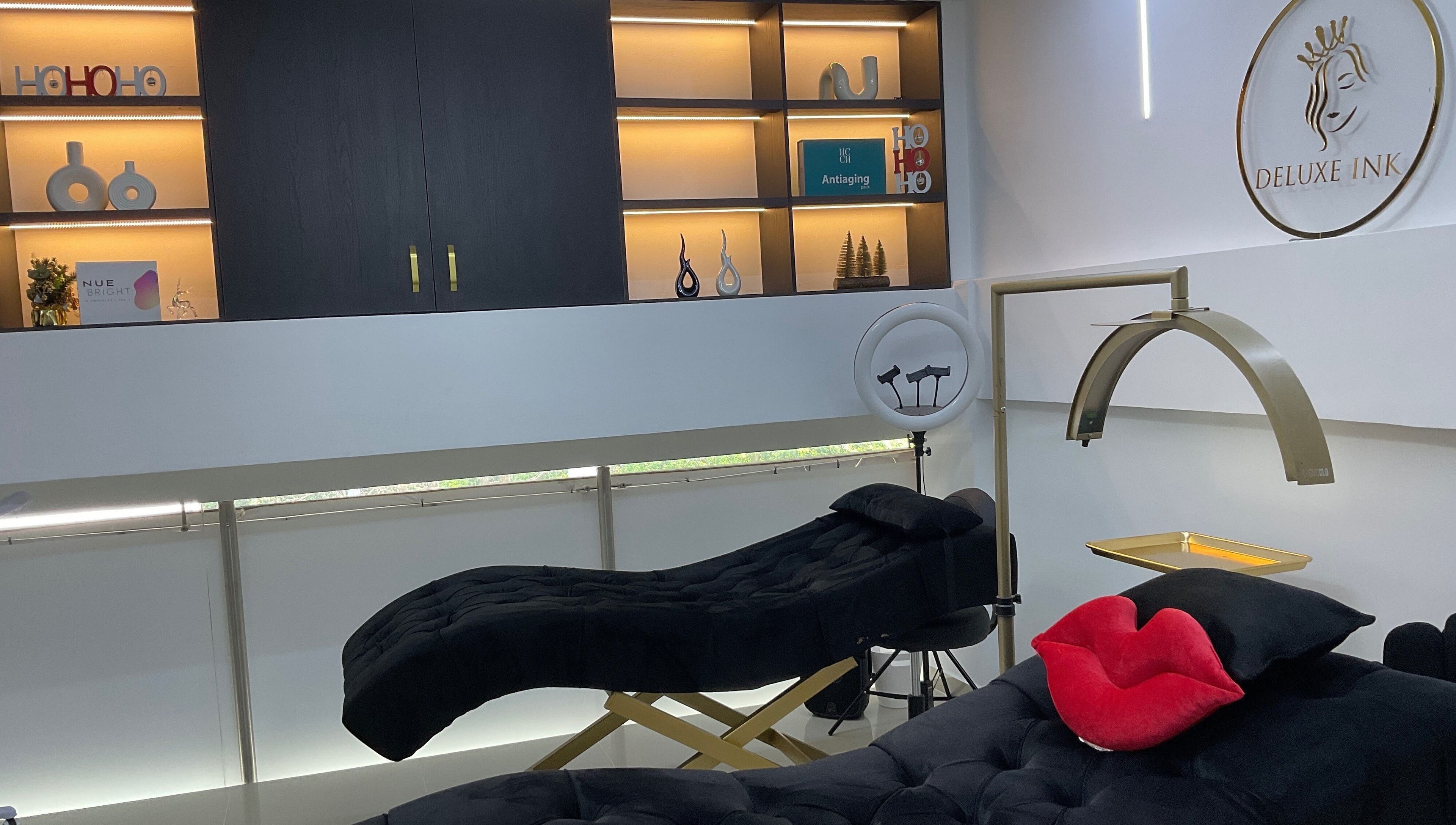 Elegant treatment room at DeLuxe Ink, Cali, Valle Del Cauca, CO, featuring modern decor and cozy amenities.