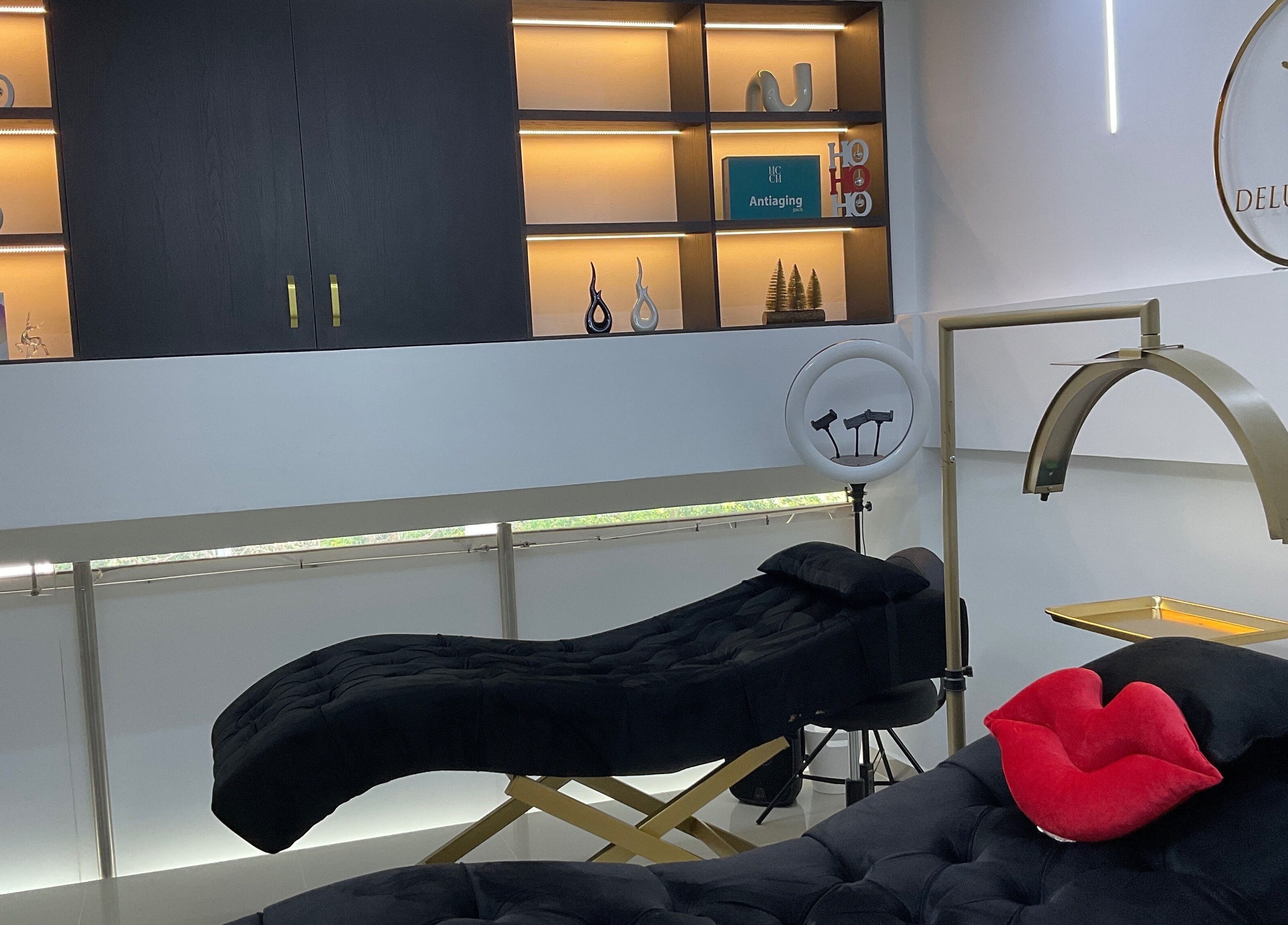 Elegant treatment room at DeLuxe Ink, Cali, Valle Del Cauca, CO, featuring modern decor and cozy amenities.