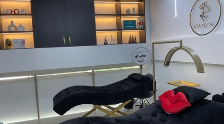 Elegant treatment room at DeLuxe Ink, Cali, Valle Del Cauca, CO, featuring modern decor and cozy amenities.