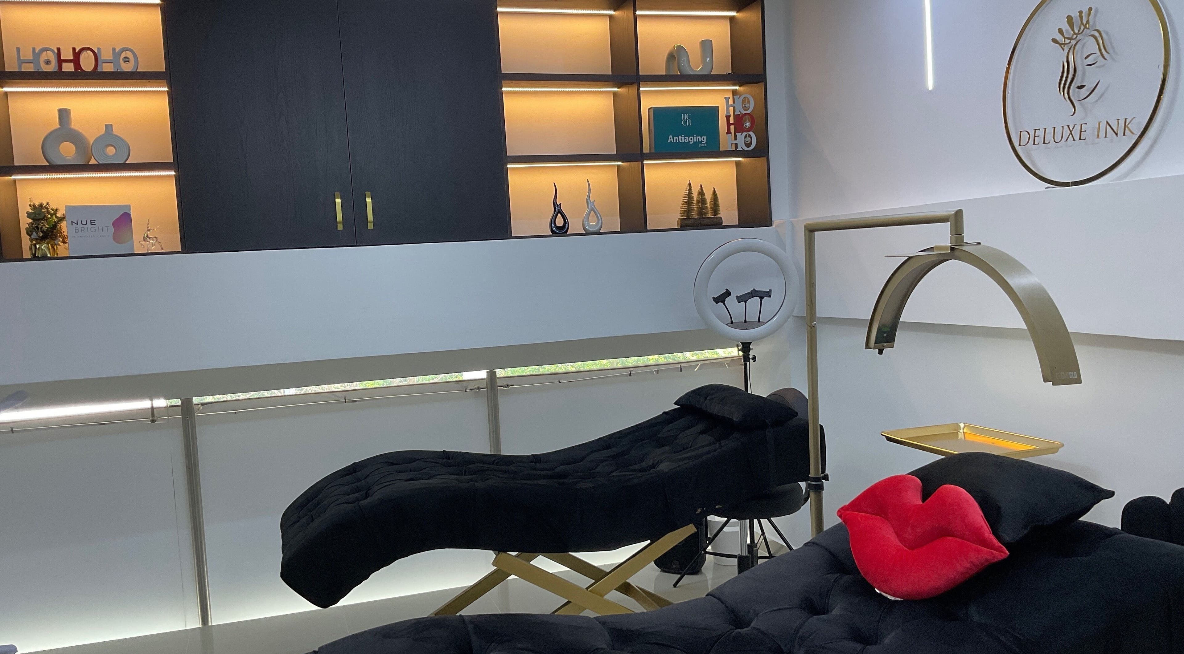 Elegant treatment room at DeLuxe Ink, Cali, Valle Del Cauca, CO, featuring modern decor and cozy amenities.