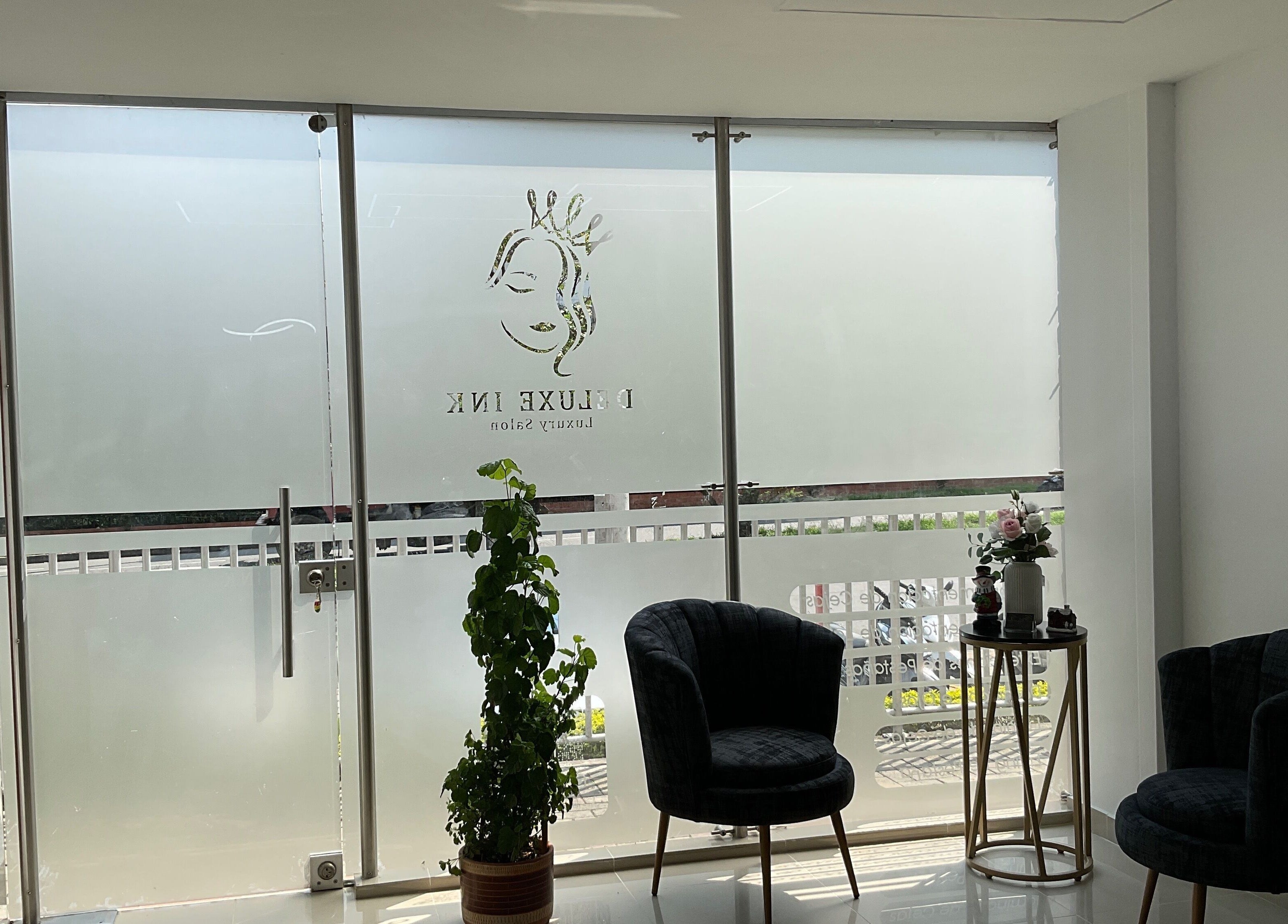 Chic seating area in DeLuxe Ink, Cali, Valle Del Cauca, CO with frosted glass and stylish decor.