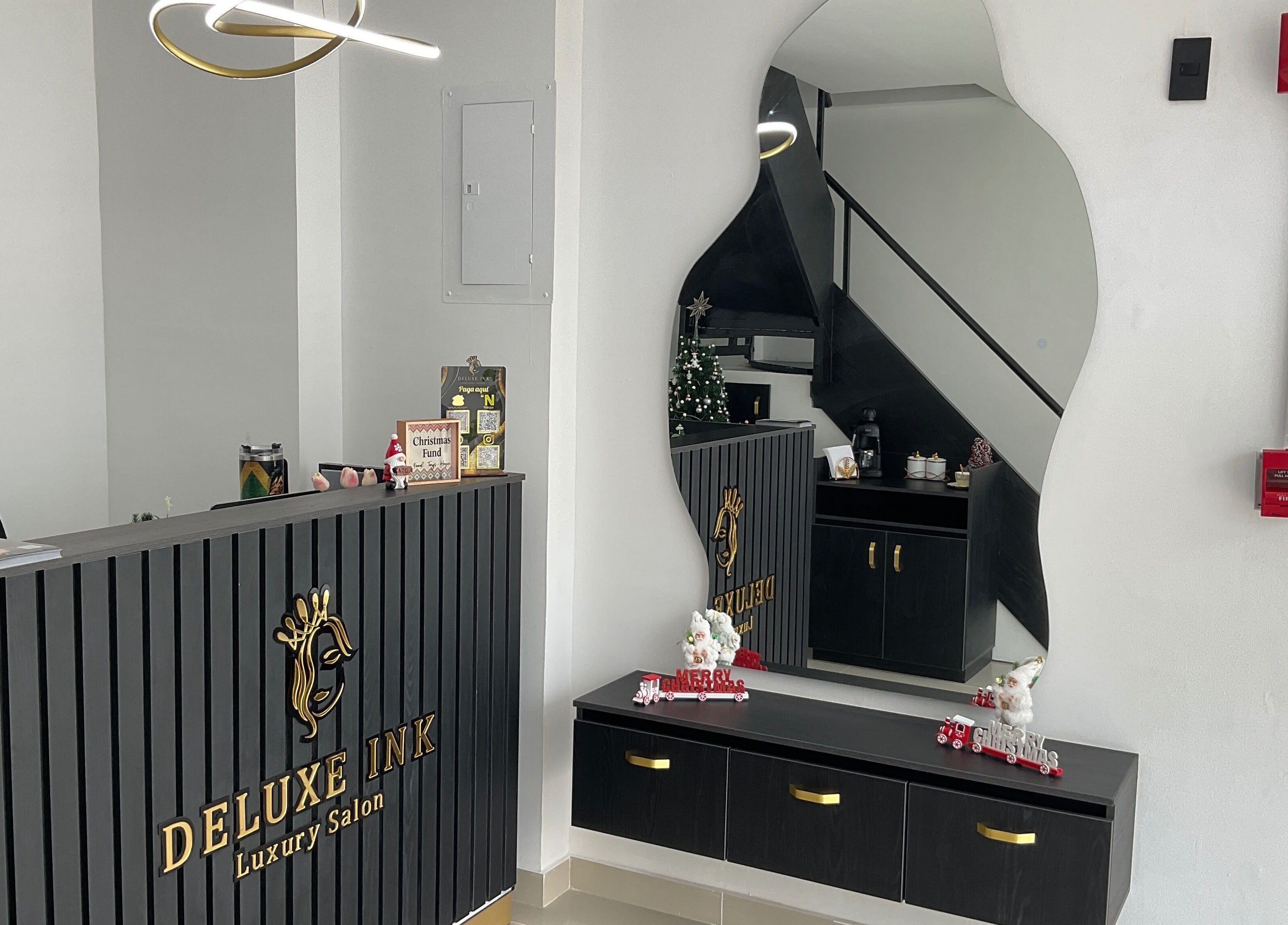 Reception area at DeLuxe Ink, a luxury salon in Cali, Valle Del Cauca, CO with modern decor and artistic mirror.