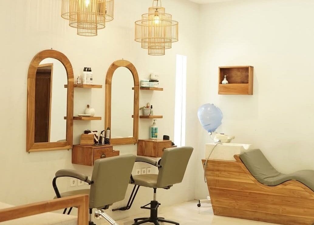 Modern wellness setup at KU Salon & Spa, Nusa Tenggara Barat. Stylish chairs and mirrors in elegant wood decor.