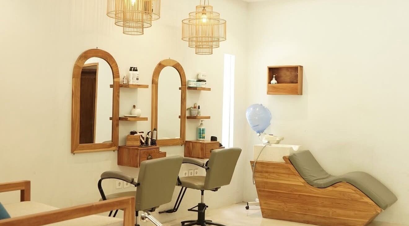 Modern wellness setup at KU Salon & Spa, Nusa Tenggara Barat. Stylish chairs and mirrors in elegant wood decor.