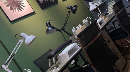 Khu vực làm móng tay hiện đại tại Redpetals.studio, Hà Nội, Hà Nội, VN, với đèn và ghế tiện nghi.