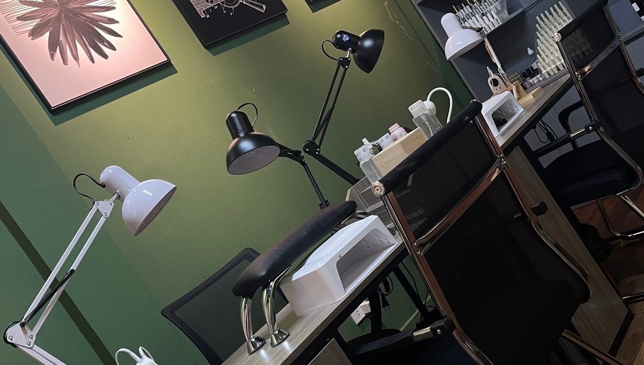 Bàn làm móng sang trọng tại Redpetals.studio, Hà Nội, Hà Nội, VN với đèn chiếu sáng hiện đại và dụng cụ.