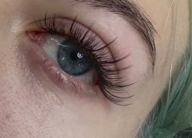 Cận cảnh lông mi nối tại Redpetals.studio, Hà Nội, Hà Nội, VN, tạo vẻ cuốn hút tự nhiên.