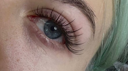 Cận cảnh lông mi nối tại Redpetals.studio, Hà Nội, Hà Nội, VN, tạo vẻ cuốn hút tự nhiên.