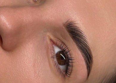 Close-up of expertly shaped eyebrow at Bellora Beauty, Southport, Queensland, AU, showcasing a flawless finish.