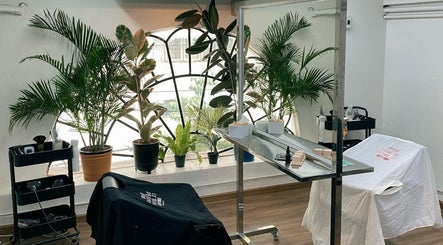 มุมสวยงามใน Myyturn ที่กรุงเทพมหานคร เต็มไปด้วยพืชสีเขียวและเก้าอี้บริการ