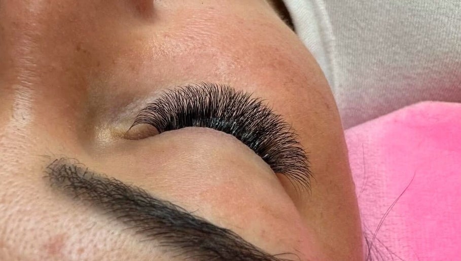 Profesjonalne przedłużanie rzęs w salonie POVLART, Ostrówek, Województwo Łódzkie, PL.