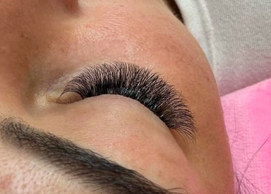 Profesjonalne przedłużanie rzęs w salonie POVLART, Ostrówek, Województwo Łódzkie, PL.