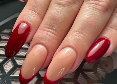 Elegancki manicure w czerwieni wykonany w POVLART, Ostrówek, Województwo Łódzkie, PL.