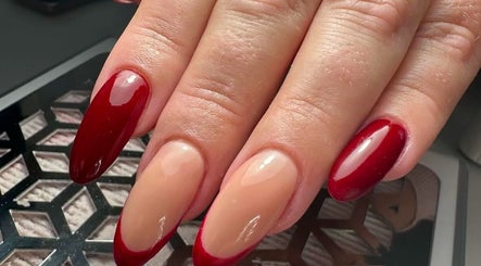 Elegancki manicure w czerwieni wykonany w POVLART, Ostrówek, Województwo Łódzkie, PL.