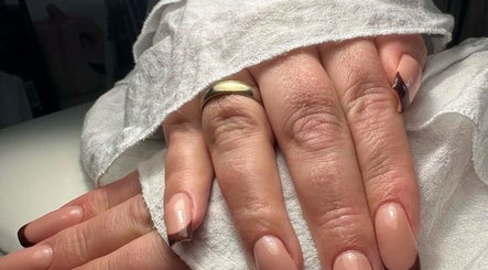 Stylowe paznokcie z manikiurem w salonie POVLART, Ostrówek, Województwo Łódzkie, PL.