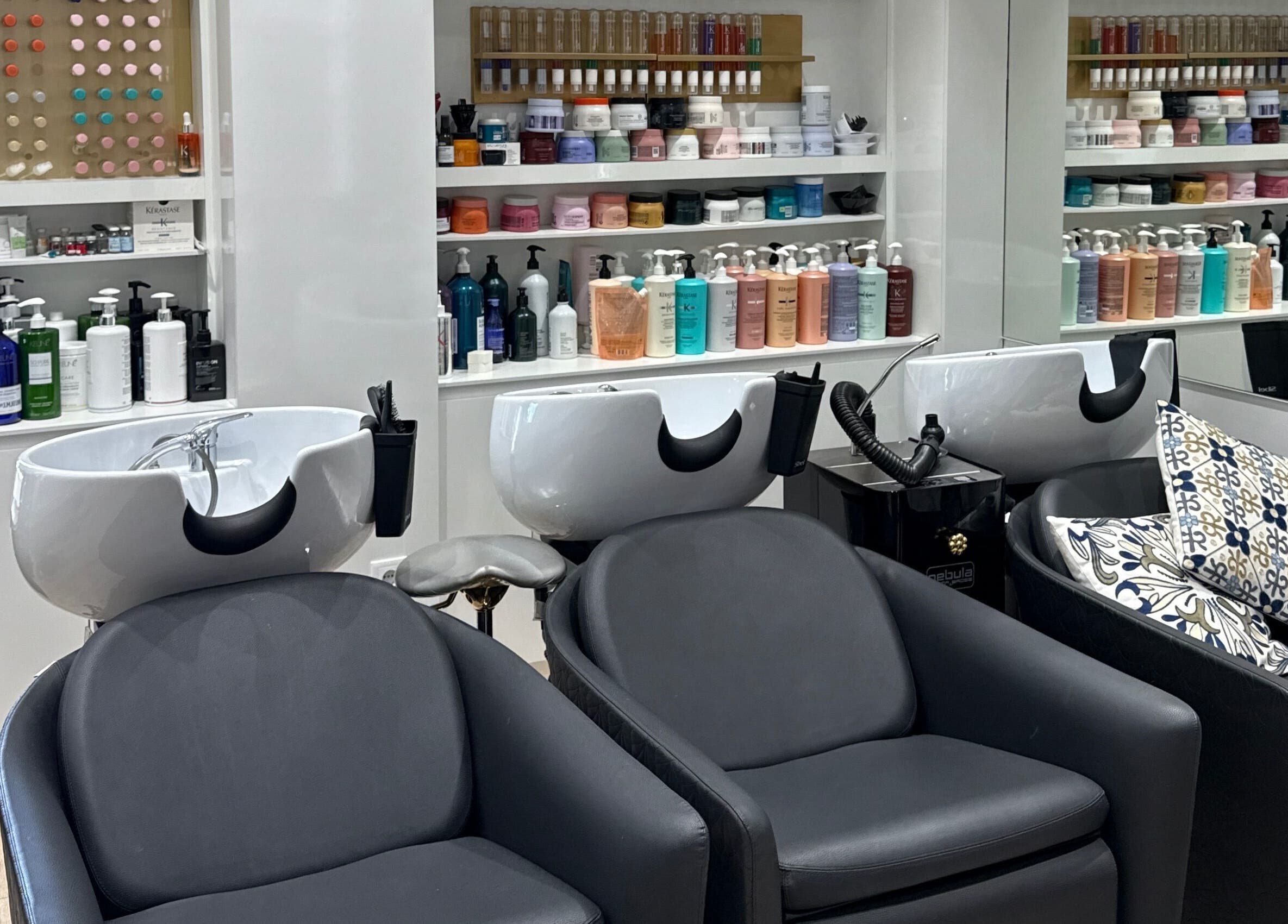Modern salon interior at Ton Silva Hair Concept, Parede, Lisboa, PT with sleek styling stations and product displays.