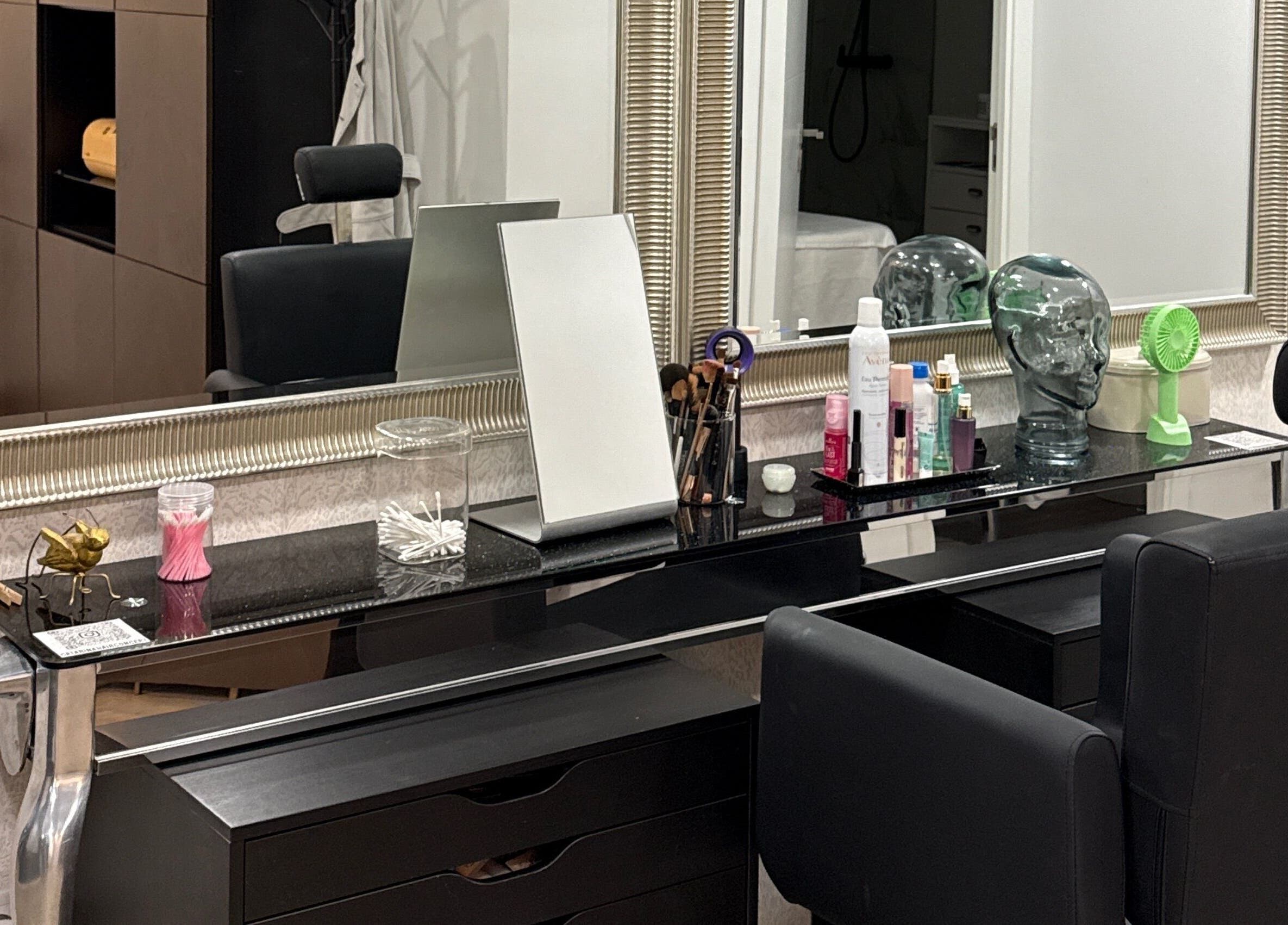 Elegant styling station at Ton Silva Hair Concept in Parede, Lisboa, PT with modern decor and beauty tools.