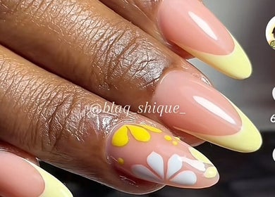 Elegant floral nail art at Tertia’s nail bar, Johannesburg, Gauteng, ZA. Discover vibrant designs today.