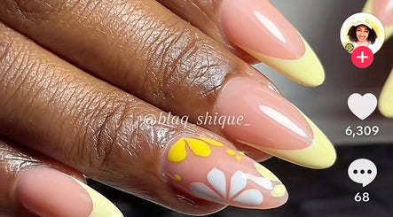 Elegant floral nail art at Tertia’s nail bar, Johannesburg, Gauteng, ZA. Discover vibrant designs today.