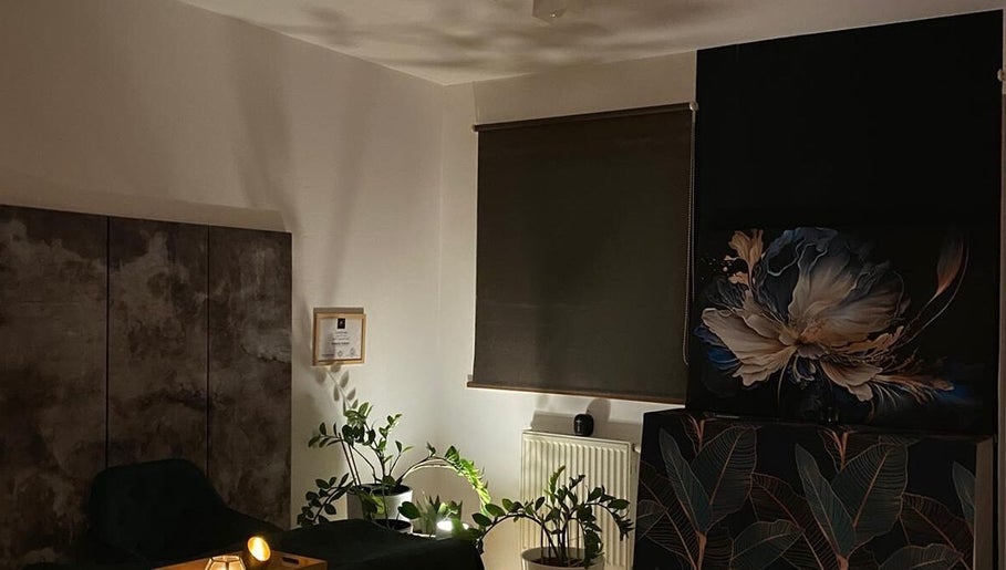 Elegancki pokój relaksu w Kobido.wro, Wrocław, Województwo Dolnośląskie, PL z roślinami i sztuką na ścianie.