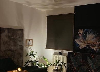 Elegancki pokój relaksu w Kobido.wro, Wrocław, Województwo Dolnośląskie, PL z roślinami i sztuką na ścianie.