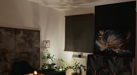 Elegancki pokój relaksu w Kobido.wro, Wrocław, Województwo Dolnośląskie, PL z roślinami i sztuką na ścianie.