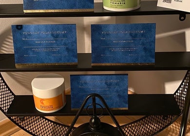 Vouchery podarunkowe i krem na półce w Kobido.wro, Wrocław, Województwo Dolnośląskie, PL.