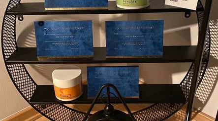 Vouchery podarunkowe i krem na półce w Kobido.wro, Wrocław, Województwo Dolnośląskie, PL.