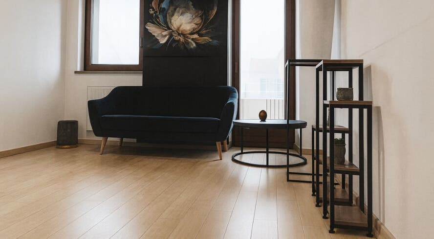 Elegancki salon w Ritual Balance 豪 Kobido, Wrocław, Województwo Dolnośląskie, PL z kanapą i stolikiem.