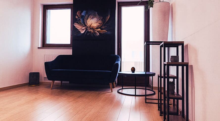 Stylowy salon Ritual Balance 豪 Kobido, Wrocław, Województwo Dolnośląskie, PL z elegancką sofą.