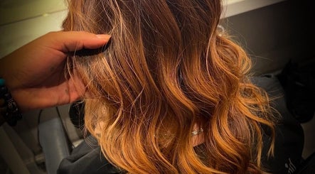 Ginger hair styling at Mat.hair, Olhos De Água, Faro, PT. Elegant wavy finish for enhanced beauty.