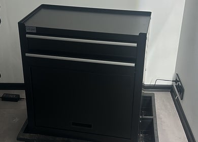 Schwarze Kommode bei Alessandro Tasca, Bensheim, Hessen, DE. Perfekt für Schönheitspflege und Wellness.