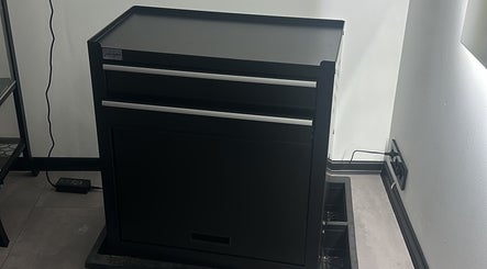 Schwarze Kommode bei Alessandro Tasca, Bensheim, Hessen, DE. Perfekt für Schönheitspflege und Wellness.