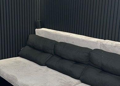 Stilvolle Lounge bei Alessandro Tasca, Bensheim, Hessen, DE mit moderner, schwarzen Couch.
