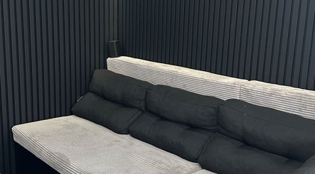 Stilvolle Lounge bei Alessandro Tasca, Bensheim, Hessen, DE mit moderner, schwarzen Couch.