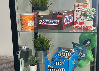 Vielfalt an Snacks im Alessandro Tasca, Bensheim, Hessen, DE. Süßigkeiten in Glasvitrine.