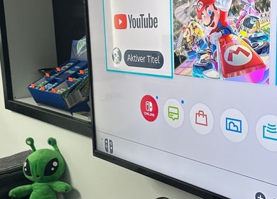 Ein gemütlicher Spielbereich bei Alessandro Tasca, Bensheim, Hessen, DE mit Gaming-Konsole und Plüschtier.