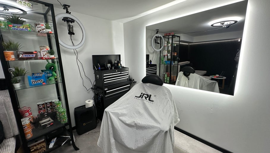 Moderner Friseurstuhl vor beleuchtetem Spiegel bei TASCAIR® in Bensheim, Hessen, DE.