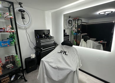 Moderner Friseurstuhl vor beleuchtetem Spiegel bei TASCAIR® in Bensheim, Hessen, DE.