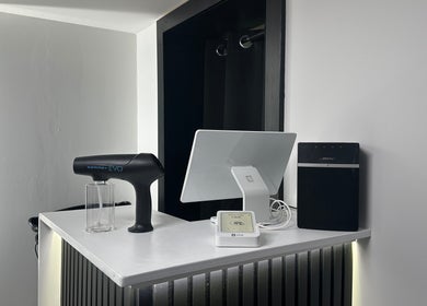 Empfangsbereich bei TASCAIR® in Bensheim, Hessen, DE mit moderner Technik und stilvollem Design.