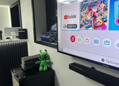 Moderne Gaming-Ecke im TASCAIR® in Bensheim, Hessen, DE mit Nintendo Switch und Dekor.