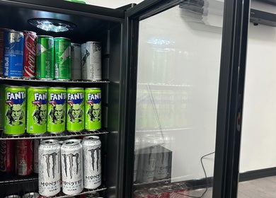 Gefüllter Getränkekühlschrank bei TASCAIR®, Bensheim, Hessen, DE, mit verschiedenen Dosen.