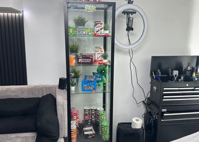 Moderner Lounge-Bereich bei TASCAIR® in Bensheim, Hessen, DE mit Snackauswahl und stilvollem Ambiente.