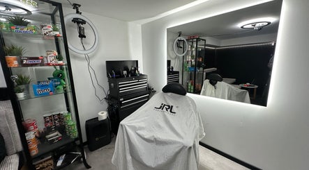 Moderner Friseursalon bei TASCAIR® in Bensheim, Hessen, DE. Stilvoll eingerichtet mit Spiegel und Beleuchtung.